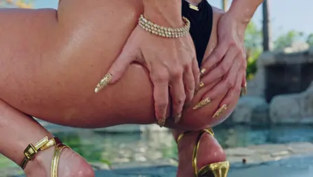 Anal Trixxx: Hollywood Cash Plunders her Gaping Sphincter